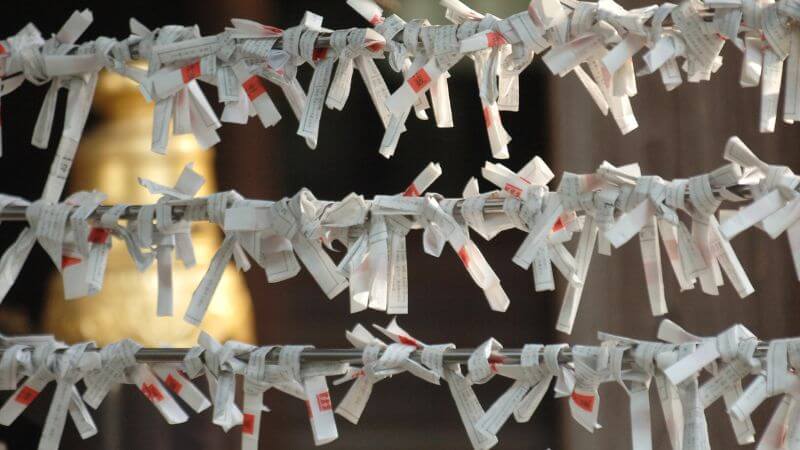 おみくじが沢山結んである風景