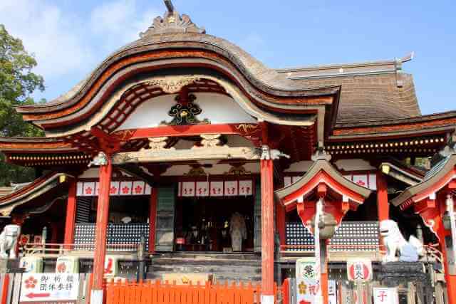 恋木神社は水田天満宮の末社（本社に付属する神社）として鎌倉時代中期から鎮座し、全国でも珍しい「恋命（こいのみこと）」を祀っています。