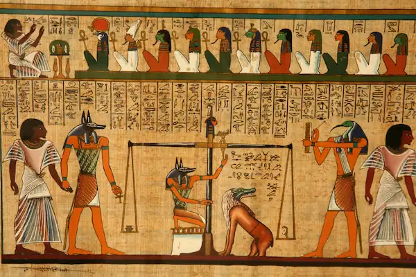 古代エジプトの『死者の書』のパピルス。ホルス神とアヌビス神が描かれた歴史的資料