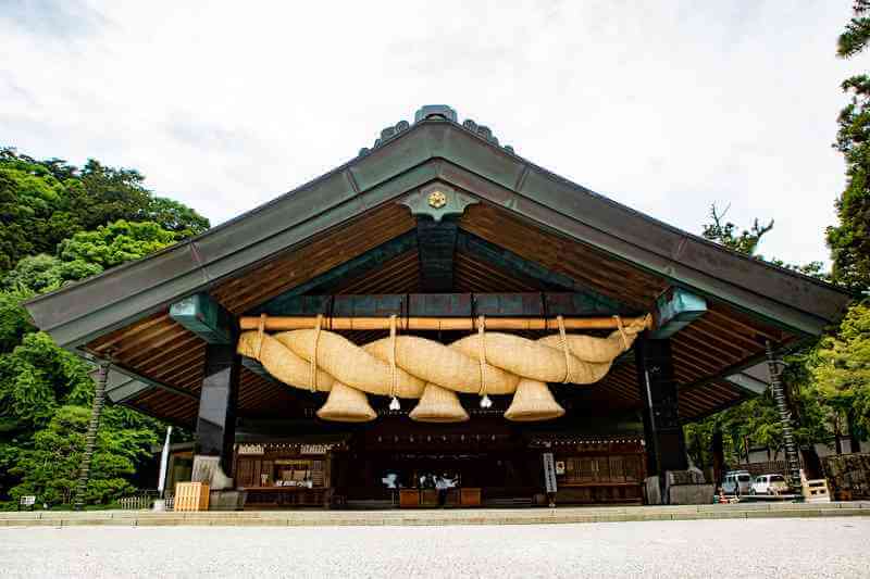 東京大神宮は、縁結びのご利益で知られる神社で、神前結婚式発祥の場所といわれており,おみくじで恋愛運を見るのに最適。