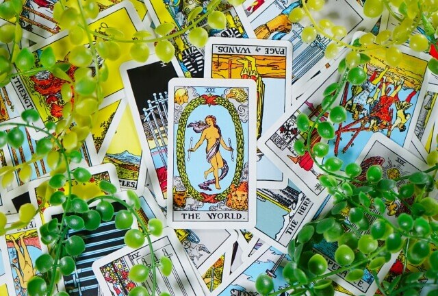 占いはデタラメか？タロットカードをしているところ