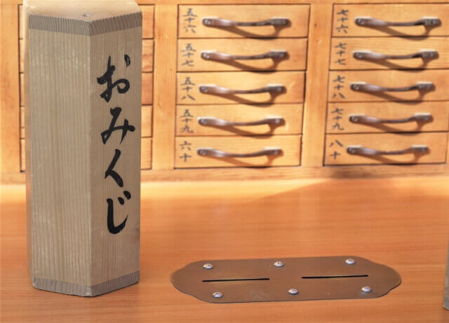 おみくじの筒と番号が書かれた箱